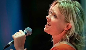 Elke Jansen zingt: Wie ben ik?