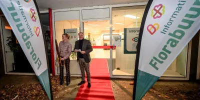 Wethouder Eric Faassen van de gemeente Capelle aan den IJssel en Renske Zwart, directeur Wonen bij Havensteder openen het Informatiepunt Florabuurt