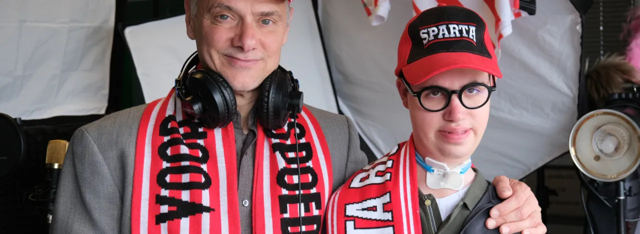 Kosta en Willem-Paul van Pameijer Media kijken camera in met Sparta sjaal en pet
