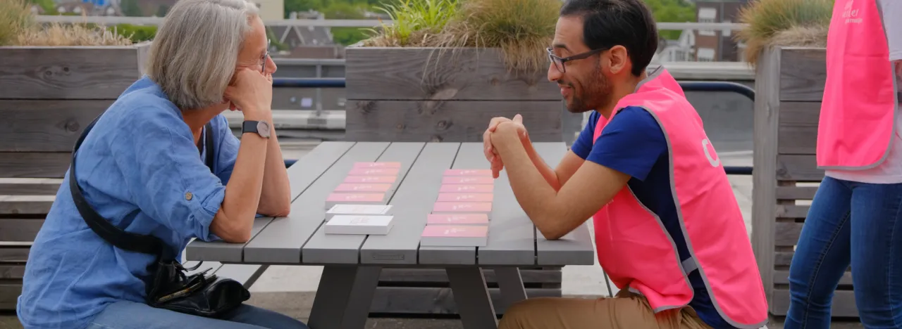 Vrouw speelt spel met cliënt