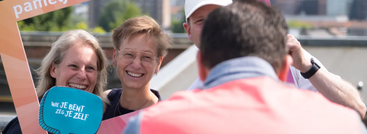 Ivo van Pameijer Media maakt foto van mensen die poseren met lijst