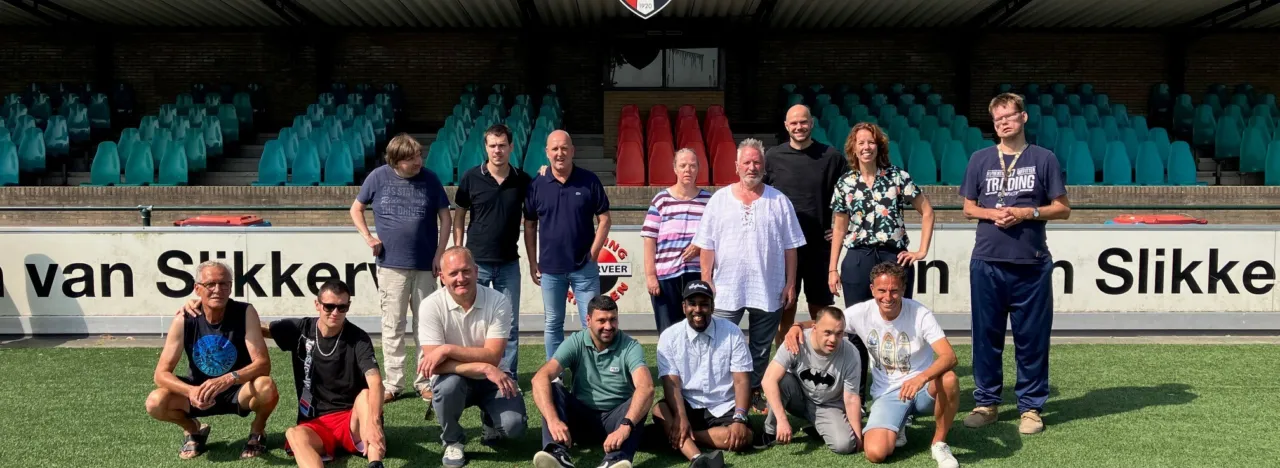 Groepsfoto voor samenwerking SV Slikkerveer
