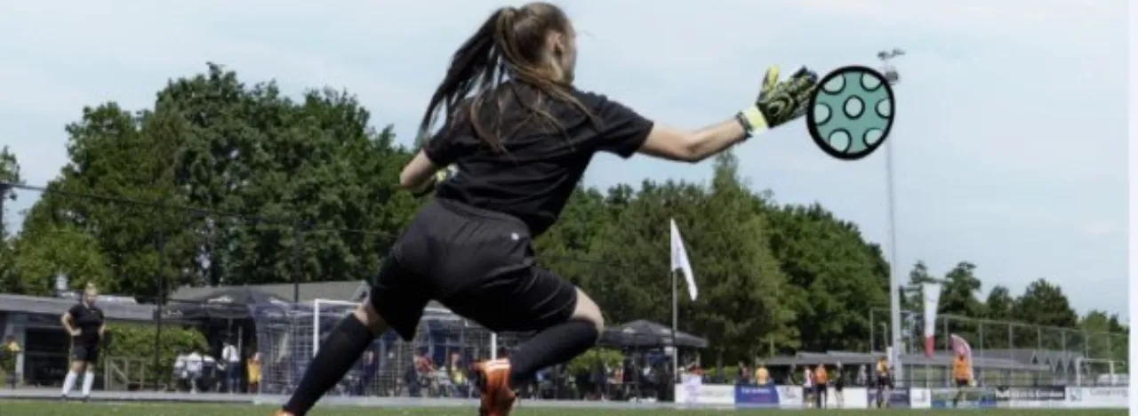 Vrouw houdt bal tegen als keeper