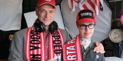 Kosta en Willem-Paul van Pameijer Media kijken camera in met Sparta sjaal en pet