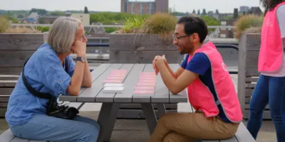 Vrouw speelt spel met cliënt