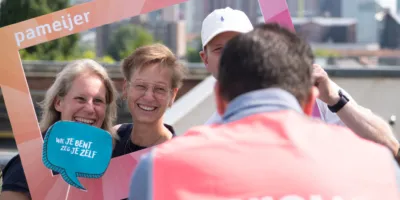 Ivo van Pameijer Media maakt foto van mensen die poseren met lijst