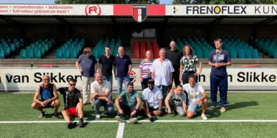 Groepsfoto voor samenwerking SV Slikkerveer