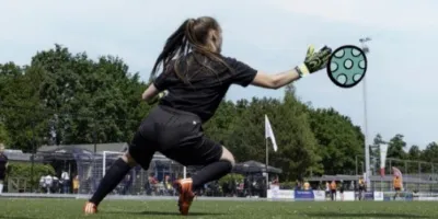 Vrouw houdt bal tegen als keeper
