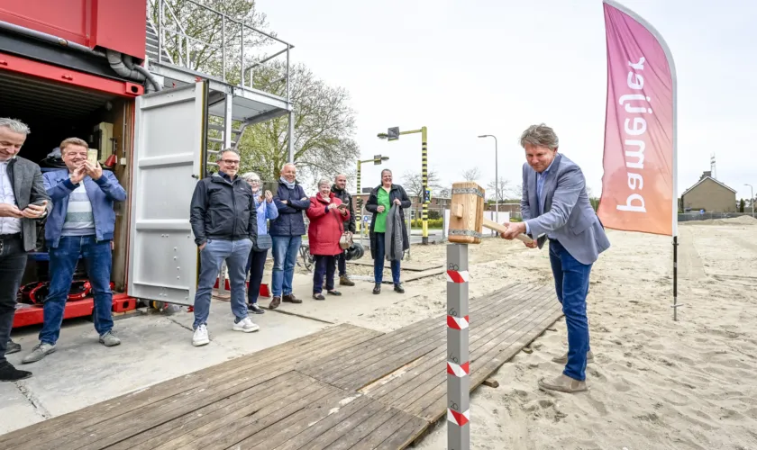 Bestuurder Pameijer slaat eerste paal voor JS Bachstraat