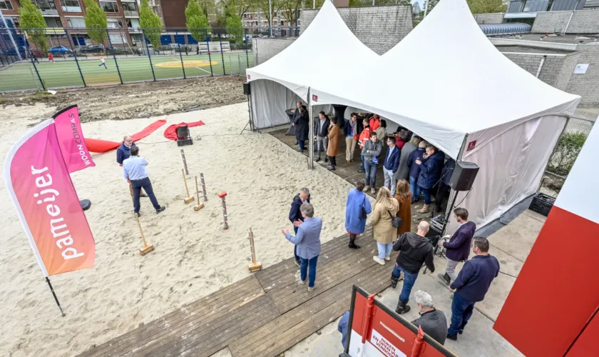 2 mensen bij de eerste paal van JS Bachstraat en publiek