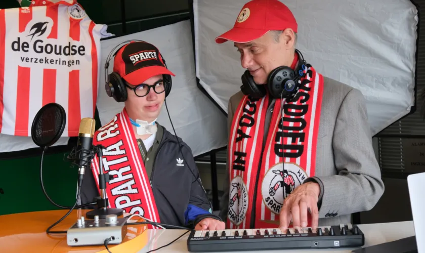 Kosta en Willem-Paul van Pameijer Media werken in de studio aan een Sparta lied