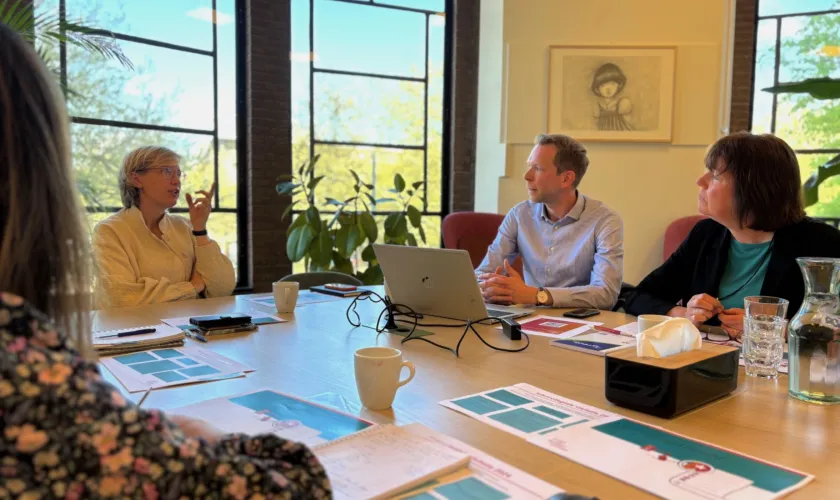 Groep mensen is aan het vergaderen