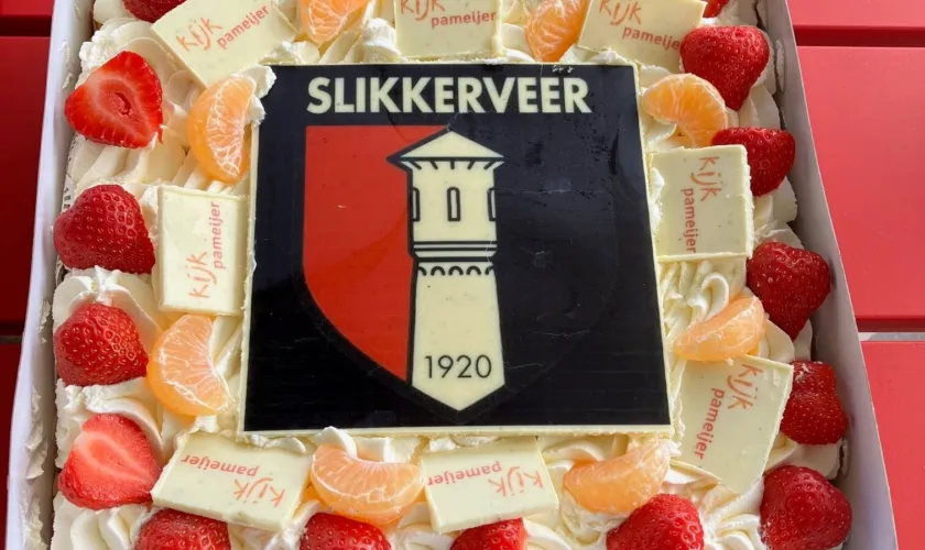 Taart met SV Slikkerveer erop om de samenwerking met hen te vieren