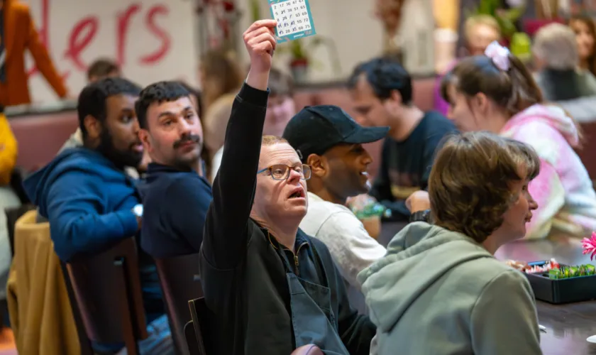 Iemand houdt een volle bingokaart omhoog