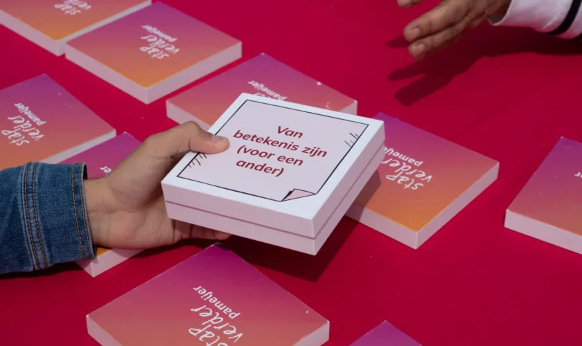 Iemand houdt memoryblok met statement vast