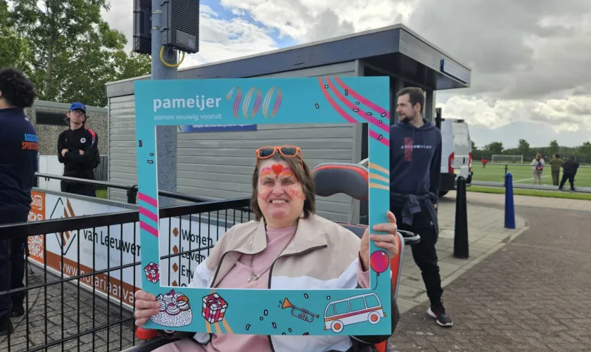 vrouw staat met jubileum Pameijer frame op de foto