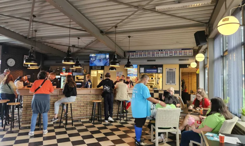 groep mensen in kantine van S.V. Poortugaal