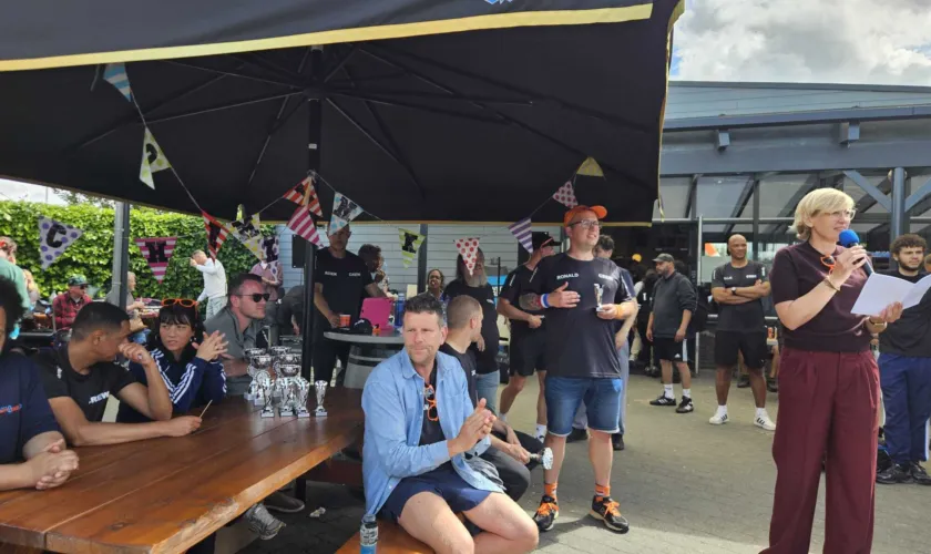 bestuurder Pameijer doet prijsuitreiking tijdens Pameijer Sportdag