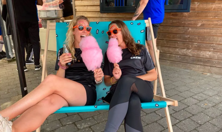 twee mensen zitten in stoel en poseren met suikerspin