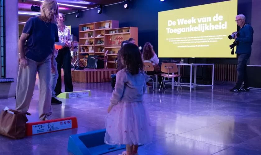 Vrouw en kind staan tegenover elkaar