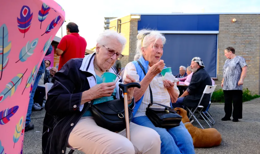 Twee dames aan het eten tijdens SEV-tour Capelle aan den IJssel