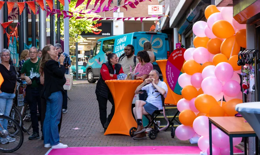 Versierde steeg tijdens SEV-tour Spijkenisse