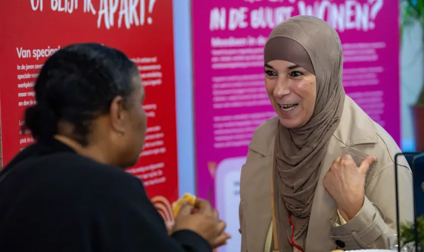 Twee bezoekers in gesprek tijdens SEV-tour Rotterdam Centrum