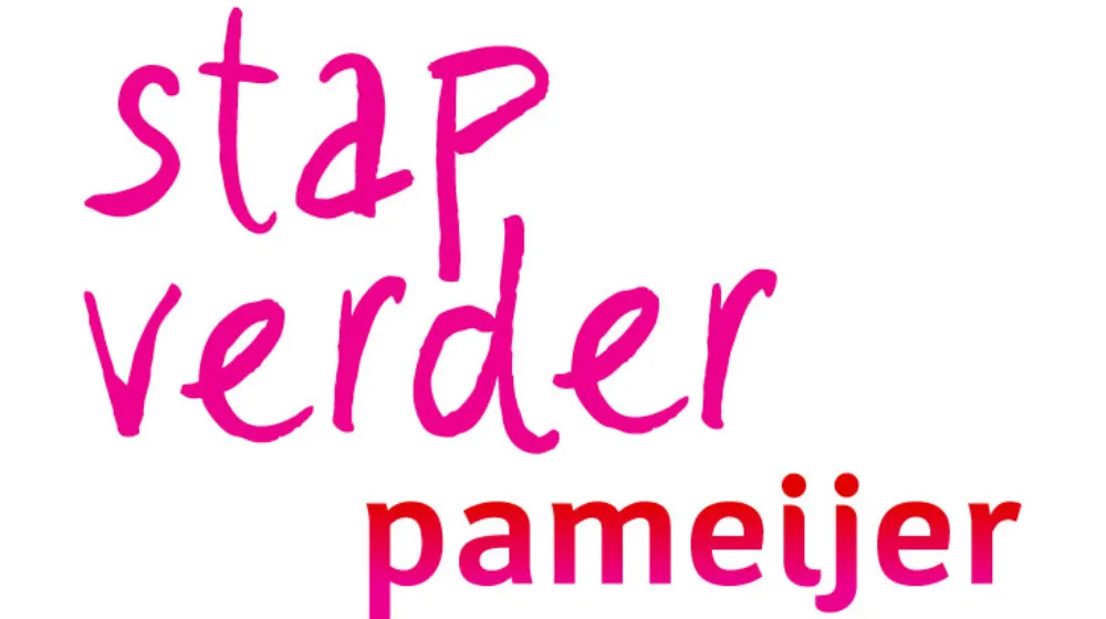 Het logo van Pameijer in magenta met de tekst stap verder Pameijer