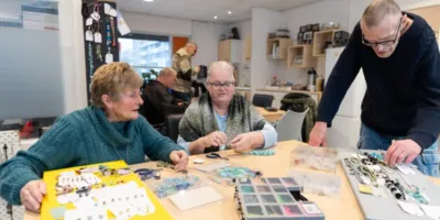 Mensen van Buurtcirkel Overschie die samen knutselen