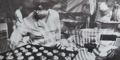 Oude foto van cliënten die werken in een bakkerij