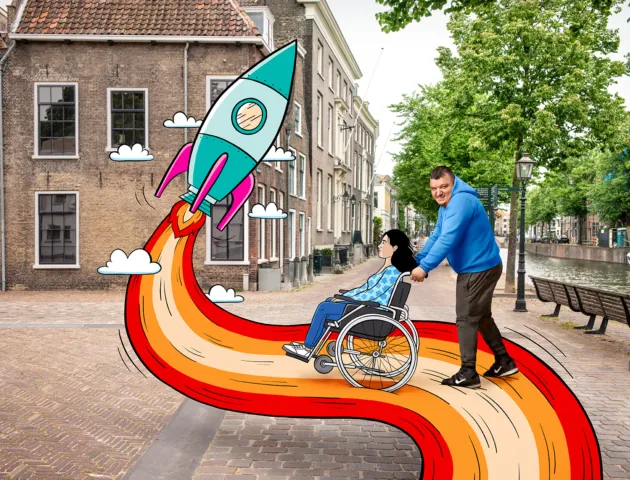 Man loopt buiten bij gracht met toegevoegde illustratie waarop hij een vrouw in een rolstoel duwt