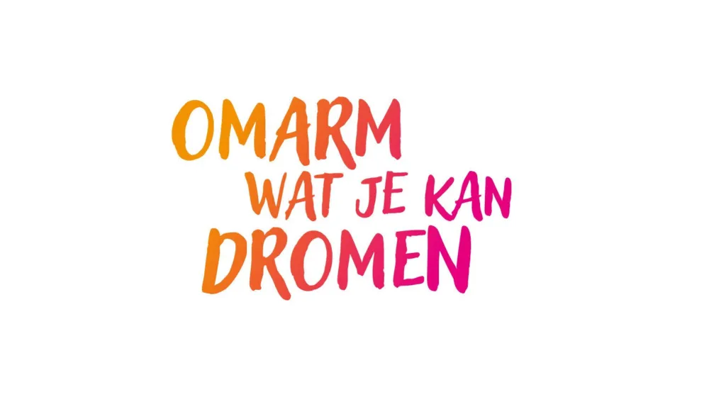 Tekst omarm wat je kan dromen, tekst in het oranje en roze op een witte achtergrond