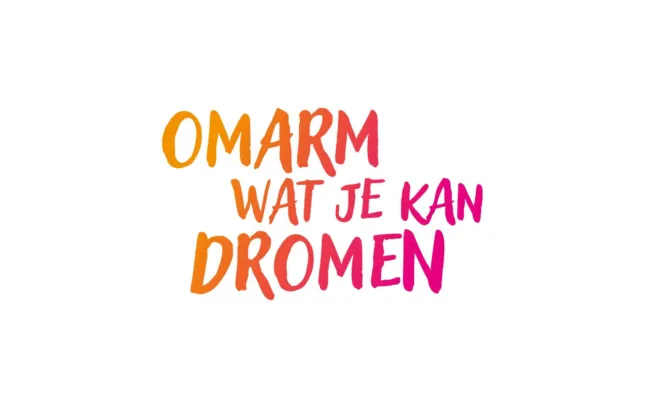 Tekst omarm wat je kan dromen, tekst in het oranje en roze op een witte achtergrond