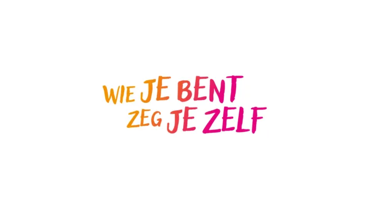 Tekst wie je bent zeg je zelf, tekst in het oranje en roze op een witte achtergrond