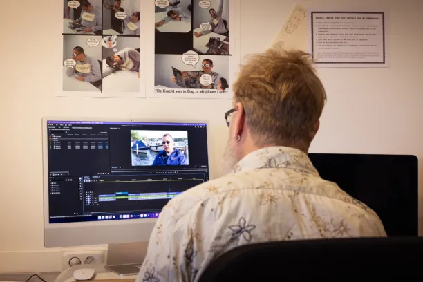 Een man bewerkt videobeelden op de computer