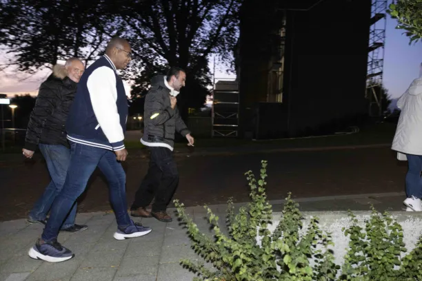 Drie mannen wandelen in de avondschemer, ze kijken vrolijk